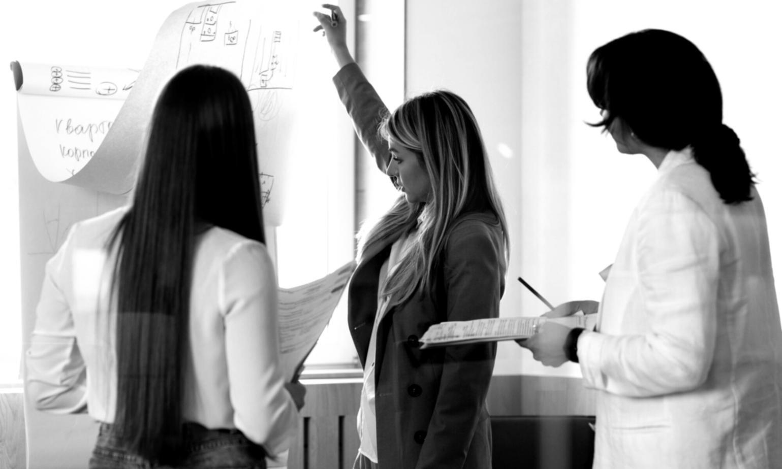 Personne travaillant sur sa planification financière avec des documents et une calculatrice